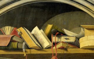 Stilleven met verschillende open en gesloten boeken liggend op een plank in een nis. In het midden een pennenkoker, rechts een ronde en een rechthoekige doos.