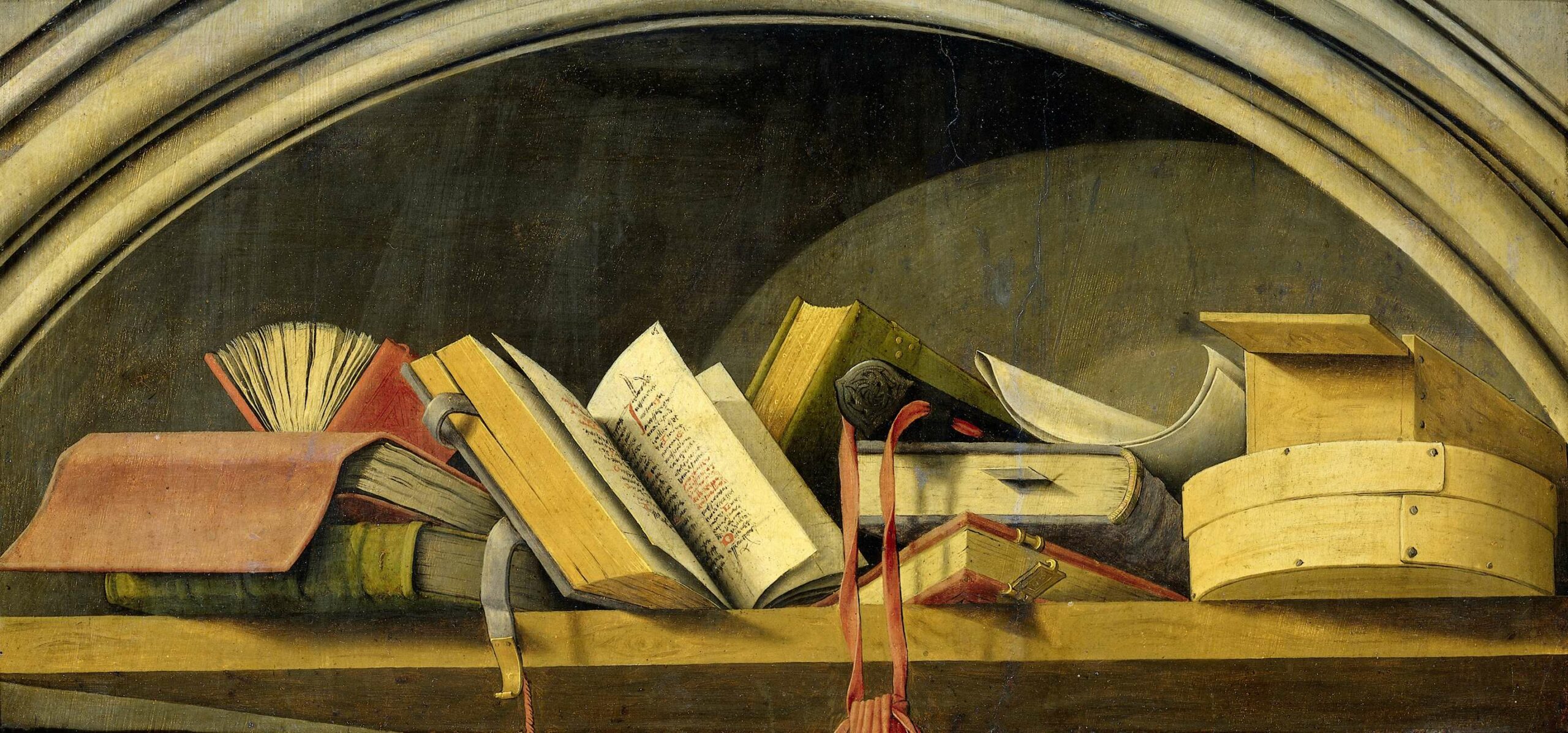 Stilleven met verschillende open en gesloten boeken liggend op een plank in een nis. In het midden een pennenkoker, rechts een ronde en een rechthoekige doos.